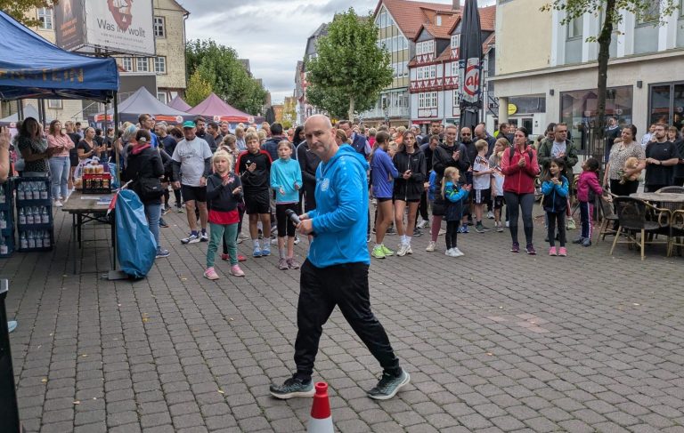 Das Foto zeigt den 1. Vorlauf mit Lauftrainer Jörg Bätza