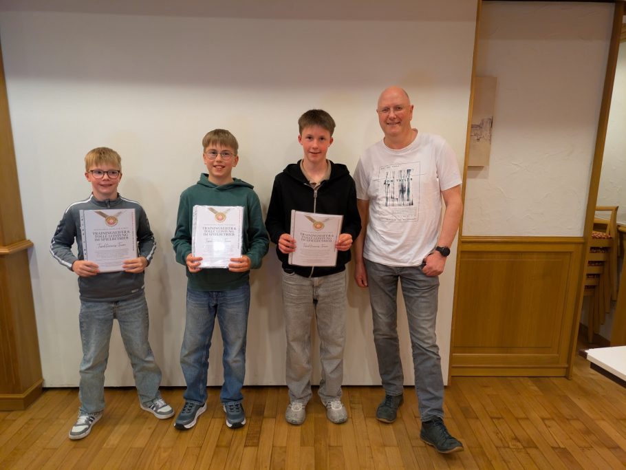 Benjamin Zehender, Carl Hesse, Johannes Zehnender, Markus Kastl Ehrung bei der Jahreshauptversammlung: Teil der Tischtennis-Mannschaft von links: Benjamin Zehender, Carl Hesse, Johannes Zehnender und Mark